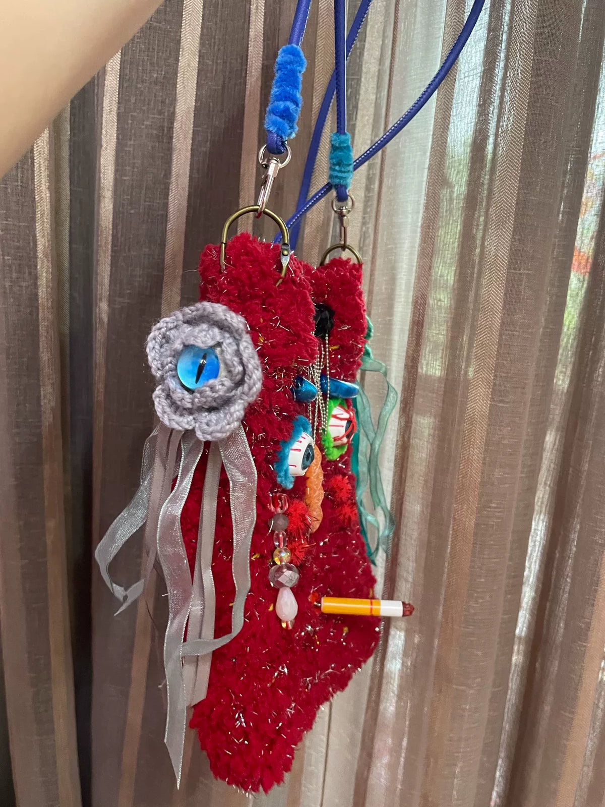 Bolso bandolera para móvil de punto con cara gruñona