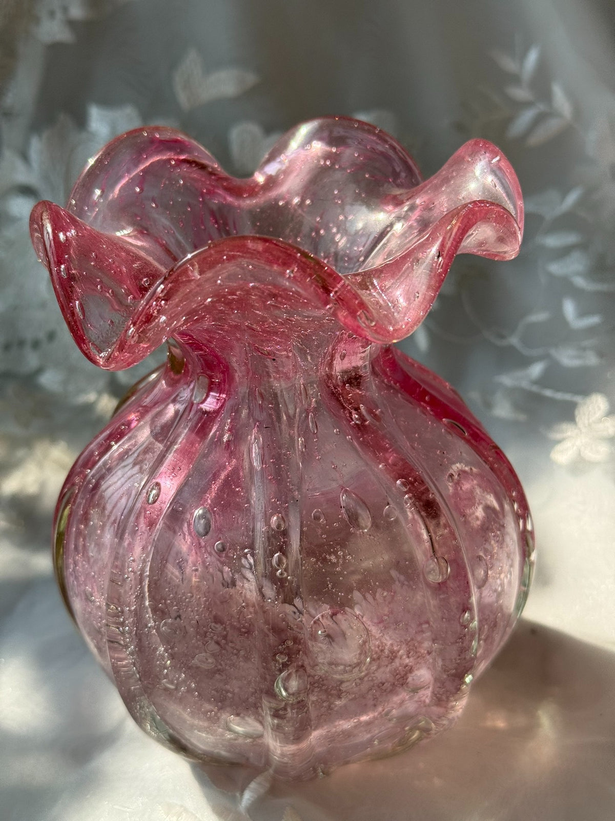 Vintage bubbelvas i rött glas
