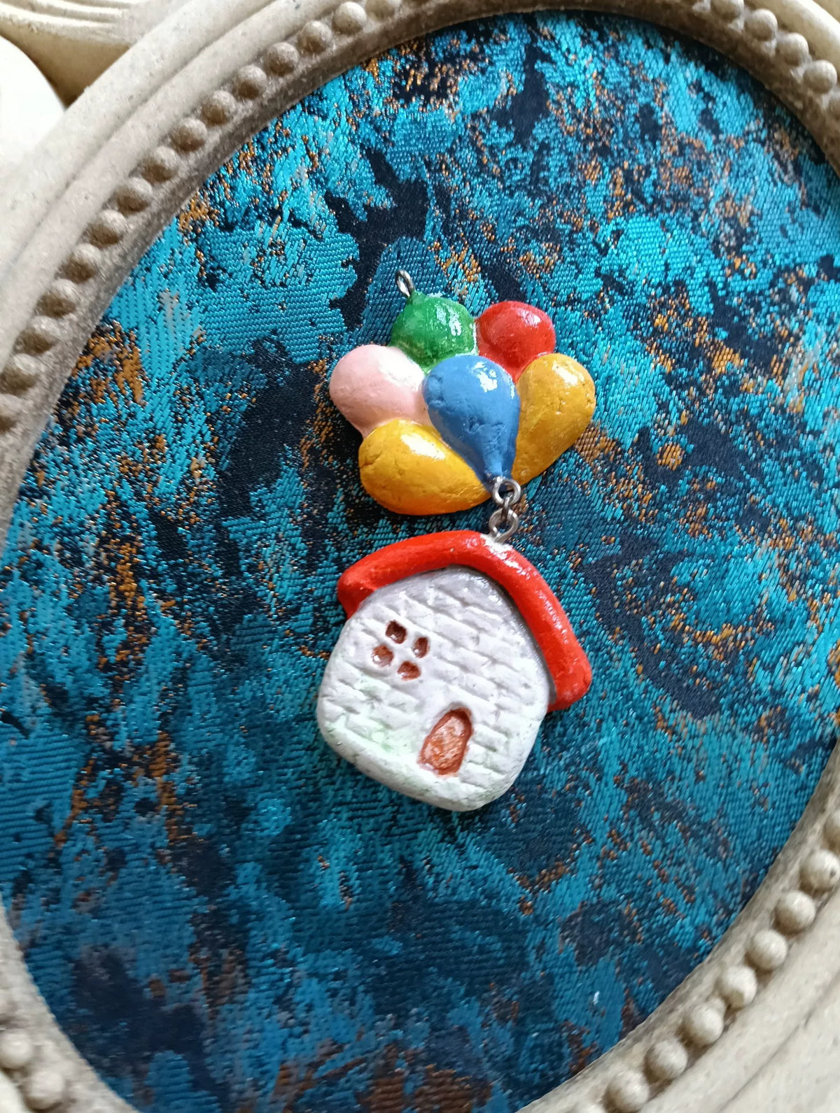 ハンドメイド 粘土の家と風船のペンダント