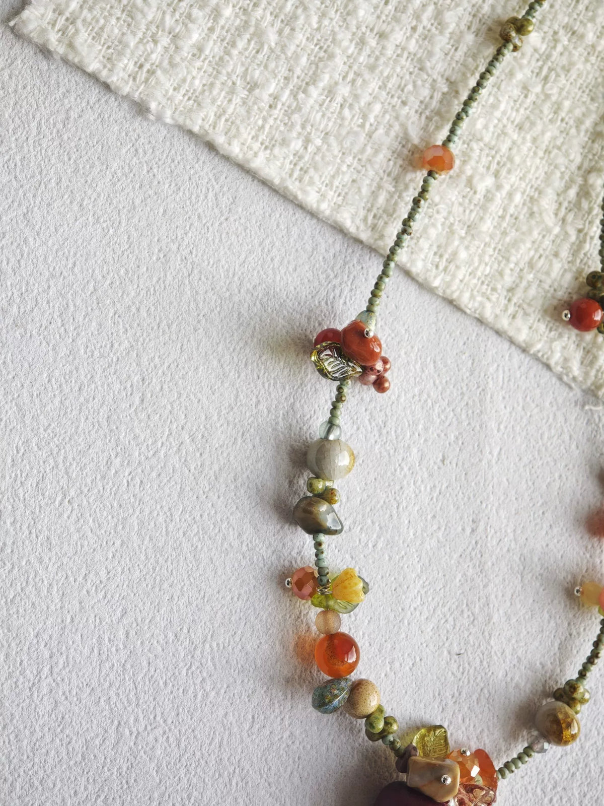 Handgjort halsband med äpple i resin och tjeckiska glaspärlor