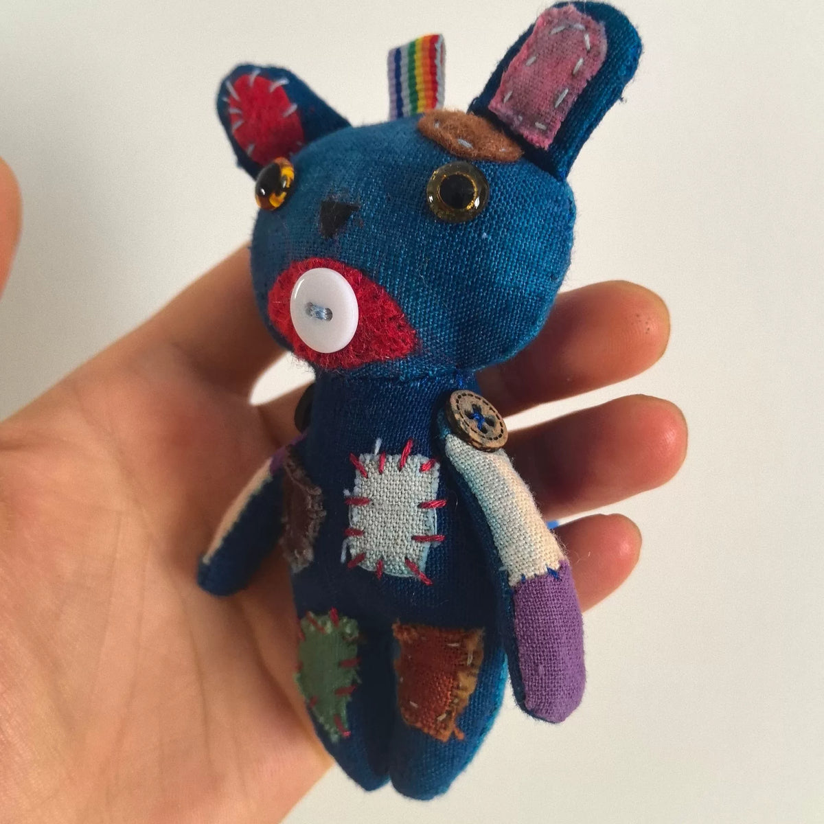 Indigo blå tygdocka i lapptäcke – djurfigur